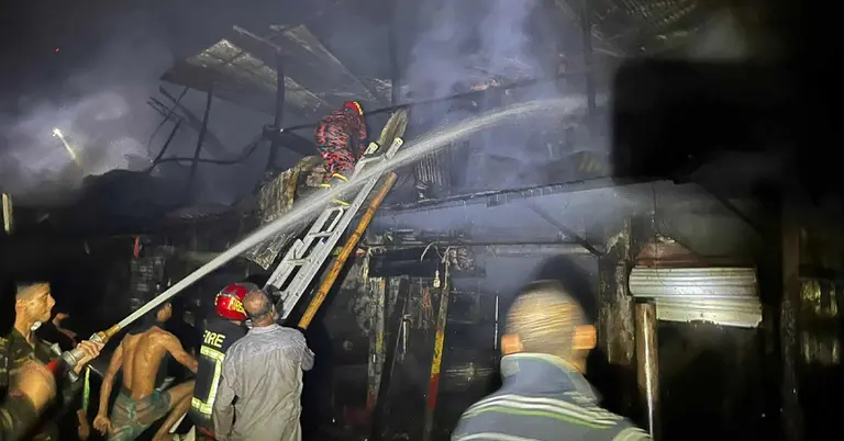 নোয়াখালীতে আগুন নিয়ন্ত্রণে কাজ করেছে ফায়ার সার্ভিস-সেনাবাহিনী ও স্থানীয়রা